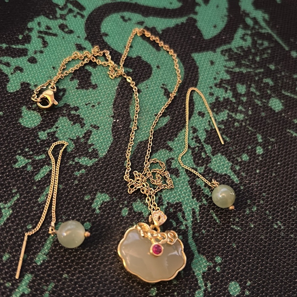 Elegant Gold and Green Pendant Necklace Set